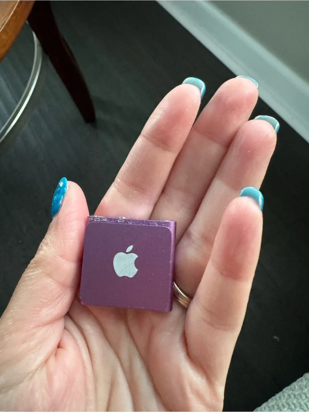 Apple iPod Shuffle 4th Gen Purple 2GB A1373 Vintage MP3 Player Untested